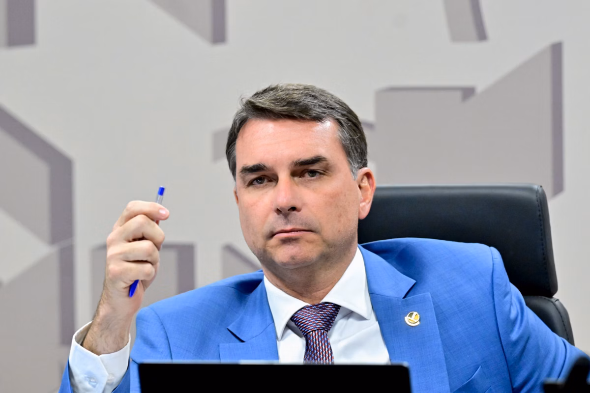Assessora de Flávio Bolsonaro negociou emendas parlamentares com miliciano