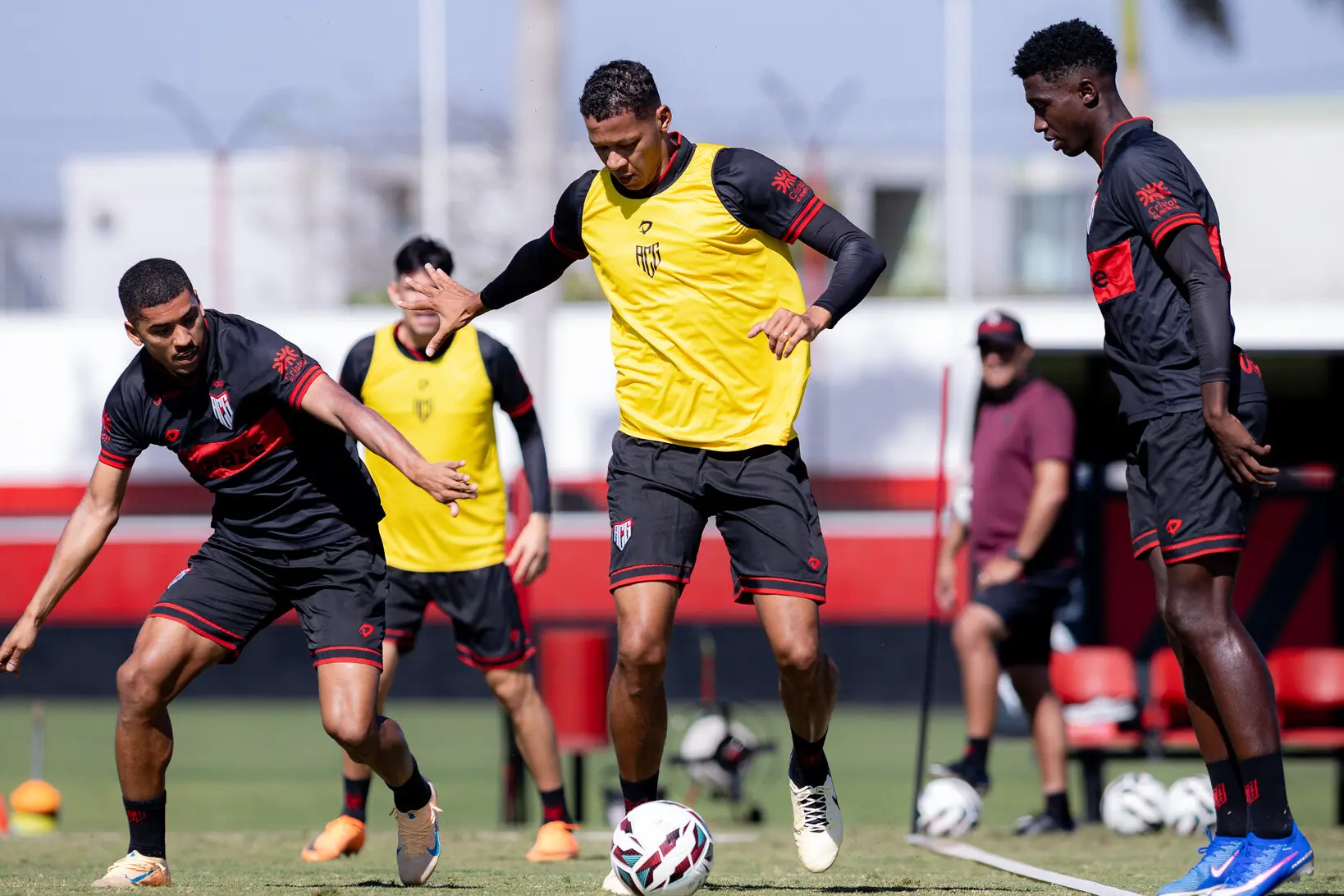 Atlético-GO recebe o Ceará nesta quarta-feira de olho no G-6 da Série B