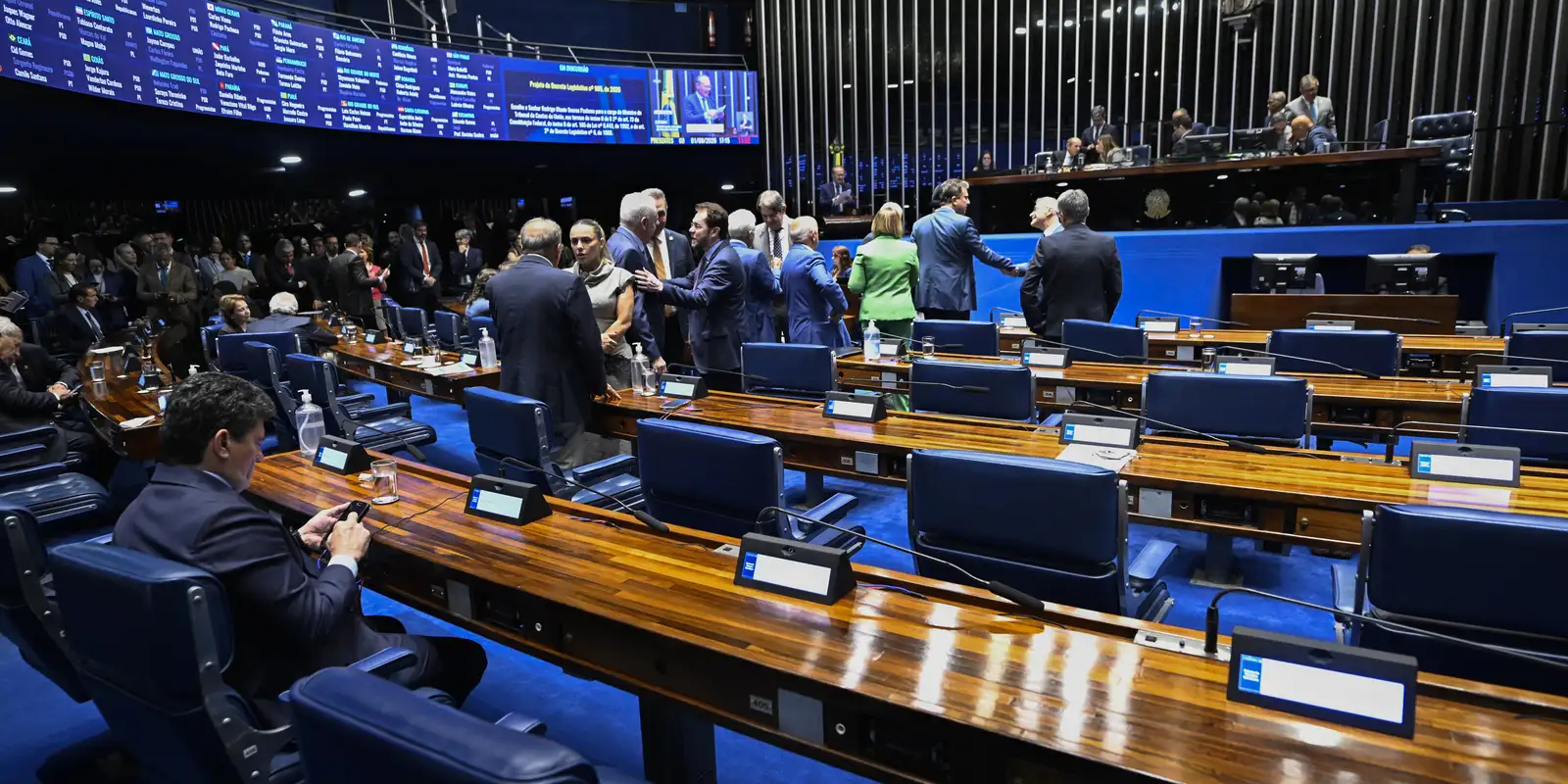 Senador Omar Aziz articula rito especial para votar escala 6x1