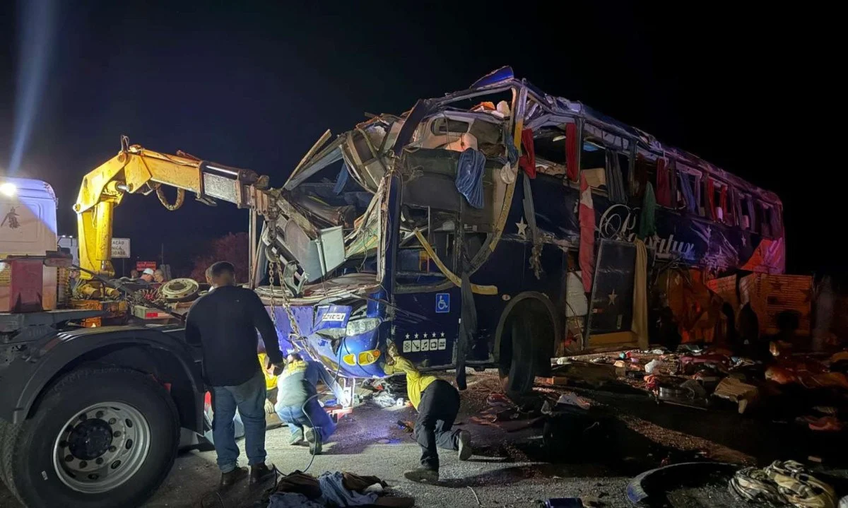 Acidente entre ônibus e carreta na BR-116 em Minas Gerais deixa seis mortos