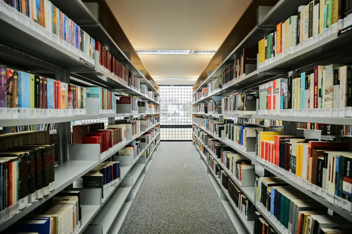 Biblioteca Nacional de Brasília cobra devolução de 6 mil livros emprestados