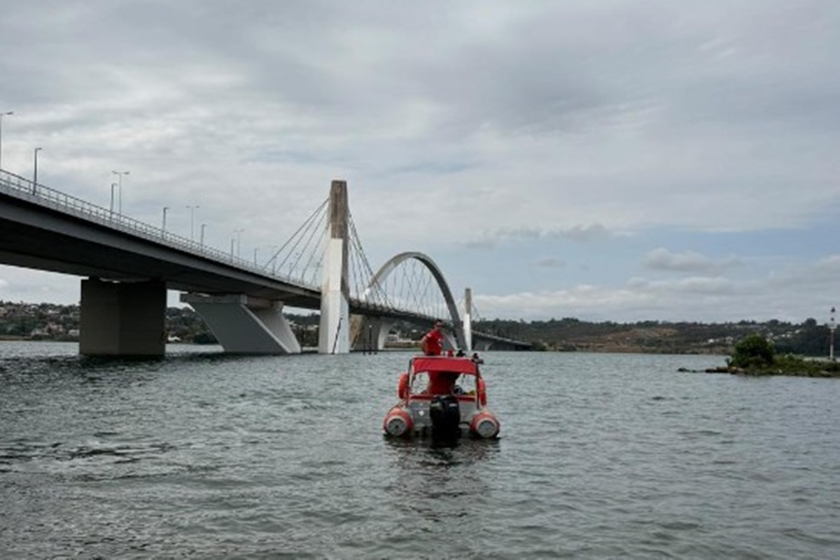 Bombeiros localizam corpo boiando no Lago Paranoá, próximo à Ponte JK