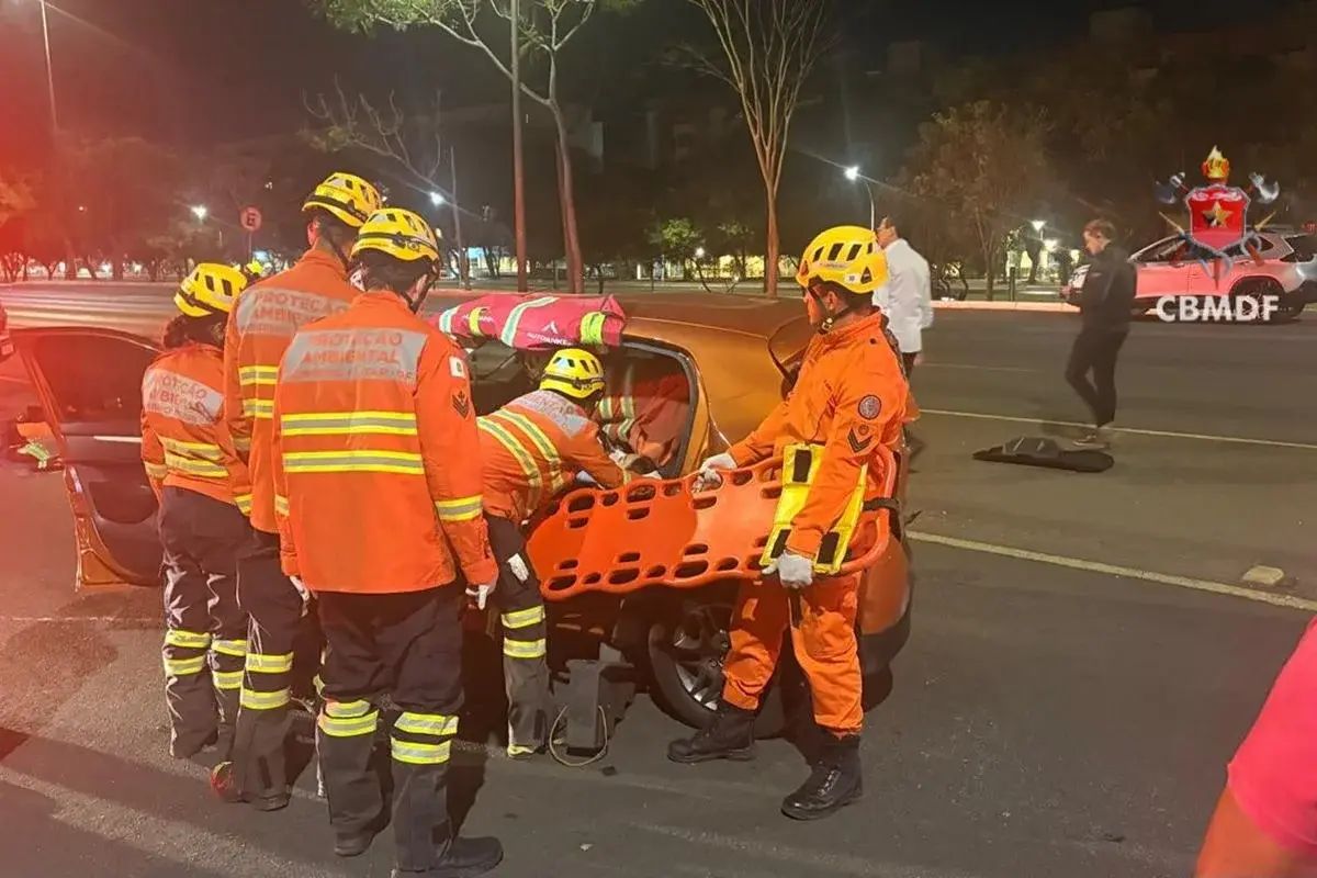 Mulher é resgatada por bombeiros após acidente no Eixão na Asa Sul