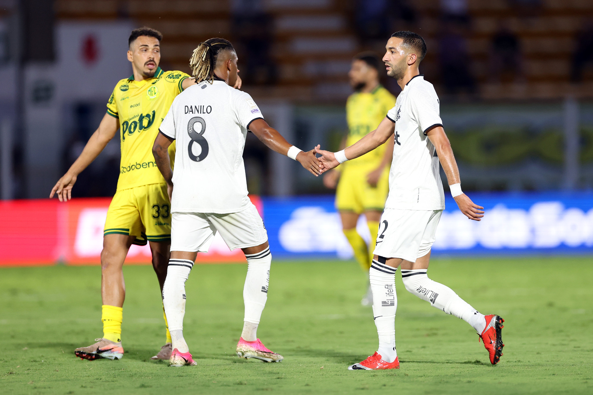Campeonato brasileiro agita sábado com goleada do vasco e empate