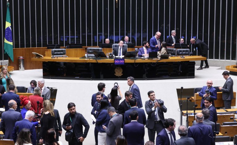 Câmara adia votação da taxa das blusinhas para esta quinta-feira