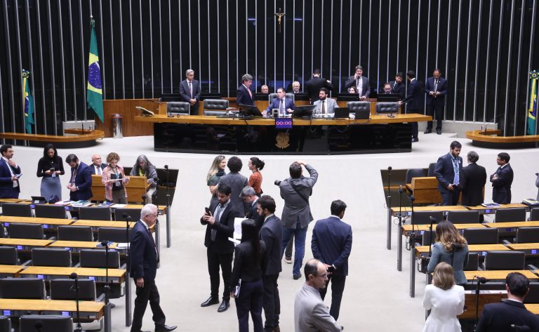Câmara aprova medida provisória para reduzir fila do inss