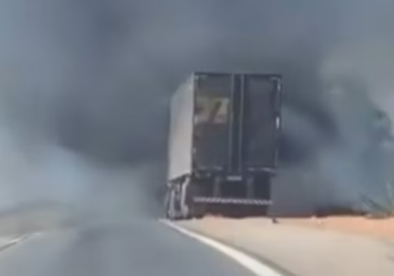 Caminhão pega fogo na GO-080 entre Petrolina de Goiás e Nerópolis