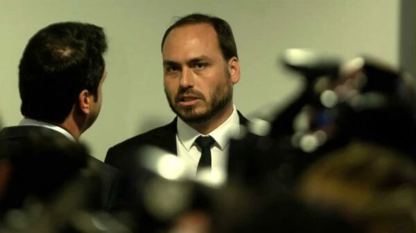 Carlos Bolsonaro critica direita permissiva após áudios de Nikolas e Vorcaro
