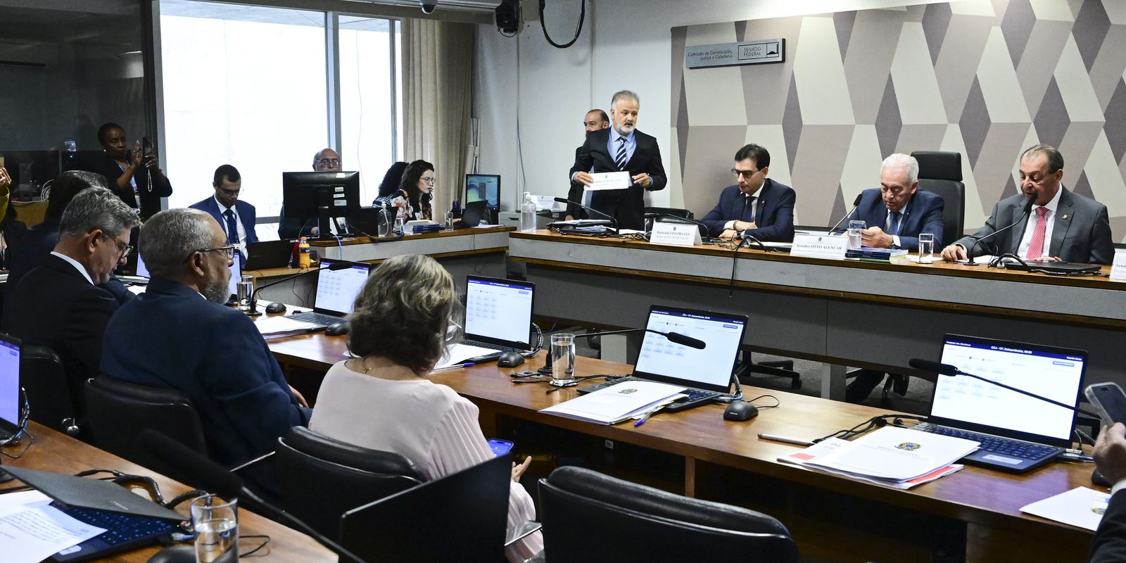 CCJ do Senado aprova proposta que prevê o fim da escala 6x1