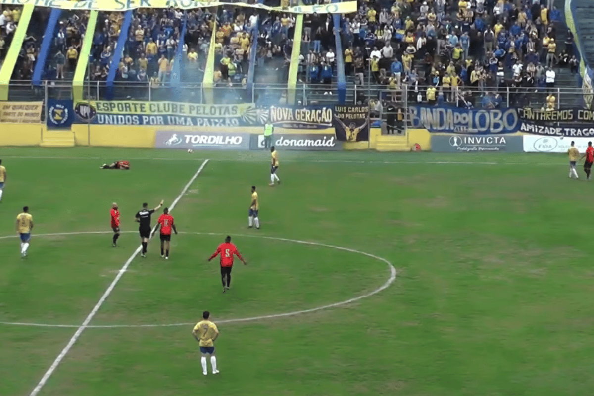 Clássico do Campeonato Gaúcho é suspenso após torcedores jogarem bombas no gramado