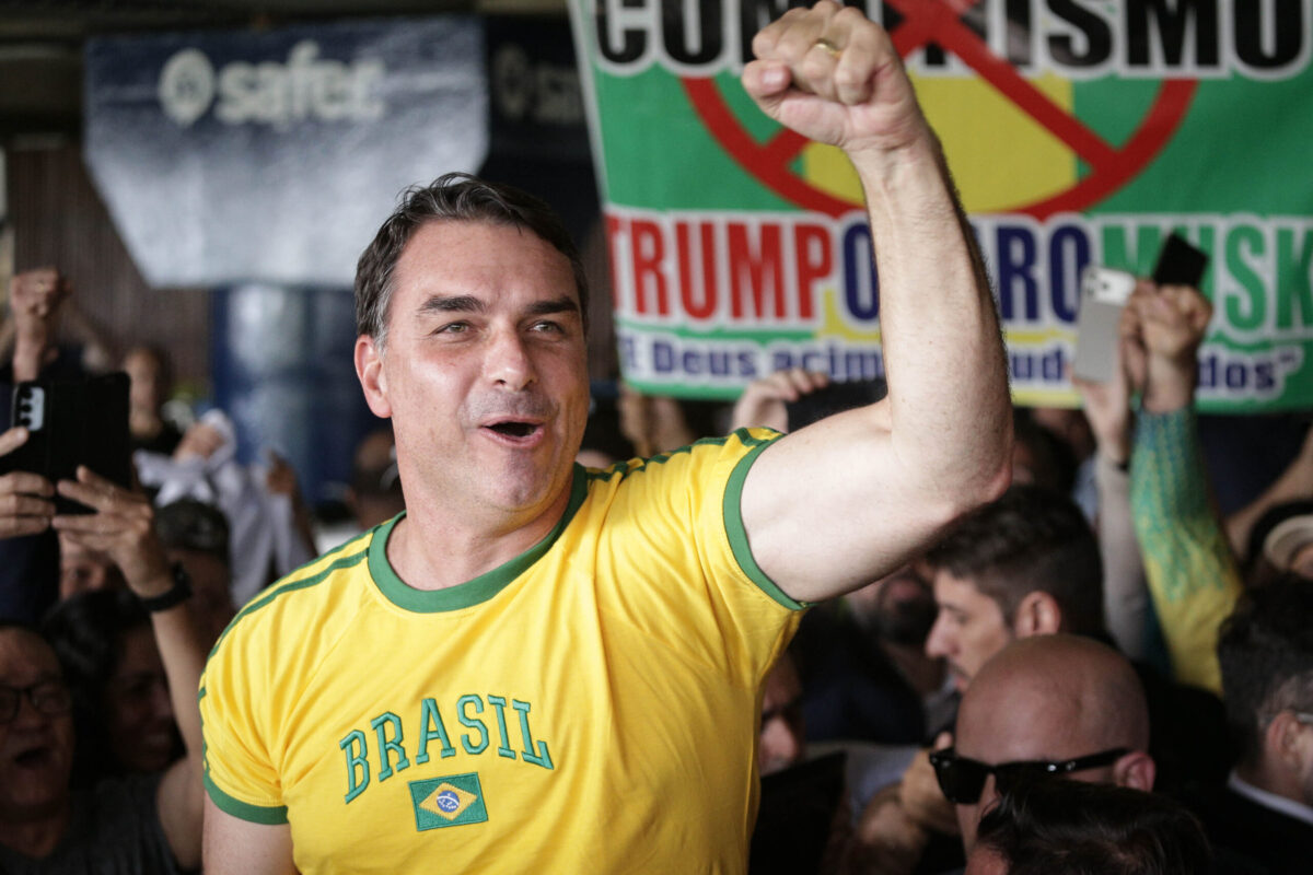 Comício de Flávio Bolsonaro na Avenida Paulista testa força da direita