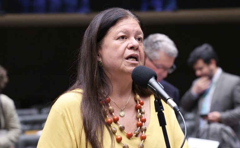 CCJ aprova projeto que garante justiça gratuita a pessoas com câncer e deficiência