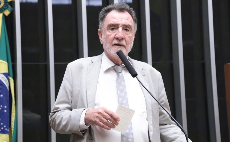 CCJ aprova proposta que prevê visitação de crianças a asilos