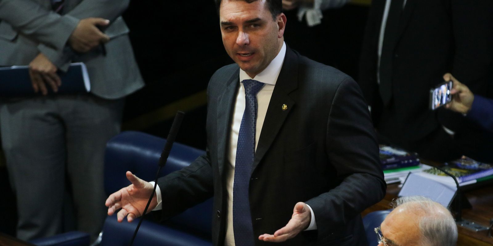 Defesa de Flávio Bolsonaro pede mudança de relator no caso Dark Horse
