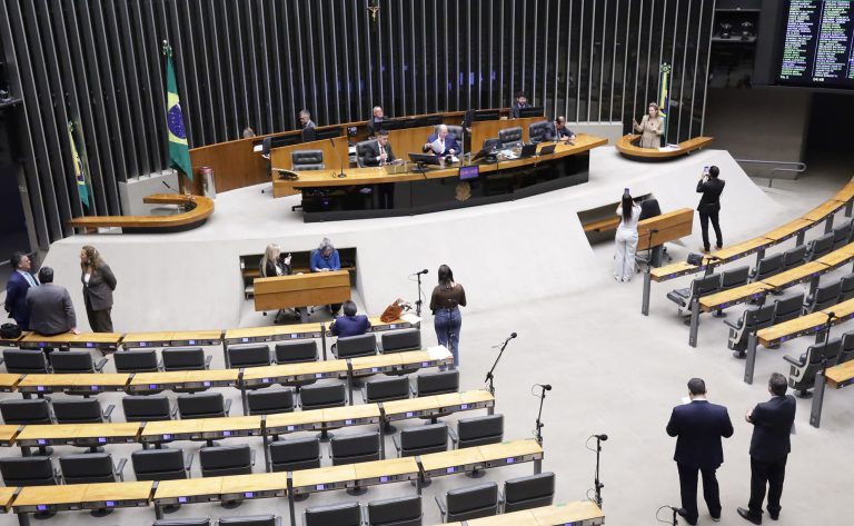 Plenário da Câmara dos Deputados inicia votações e aprova urgência