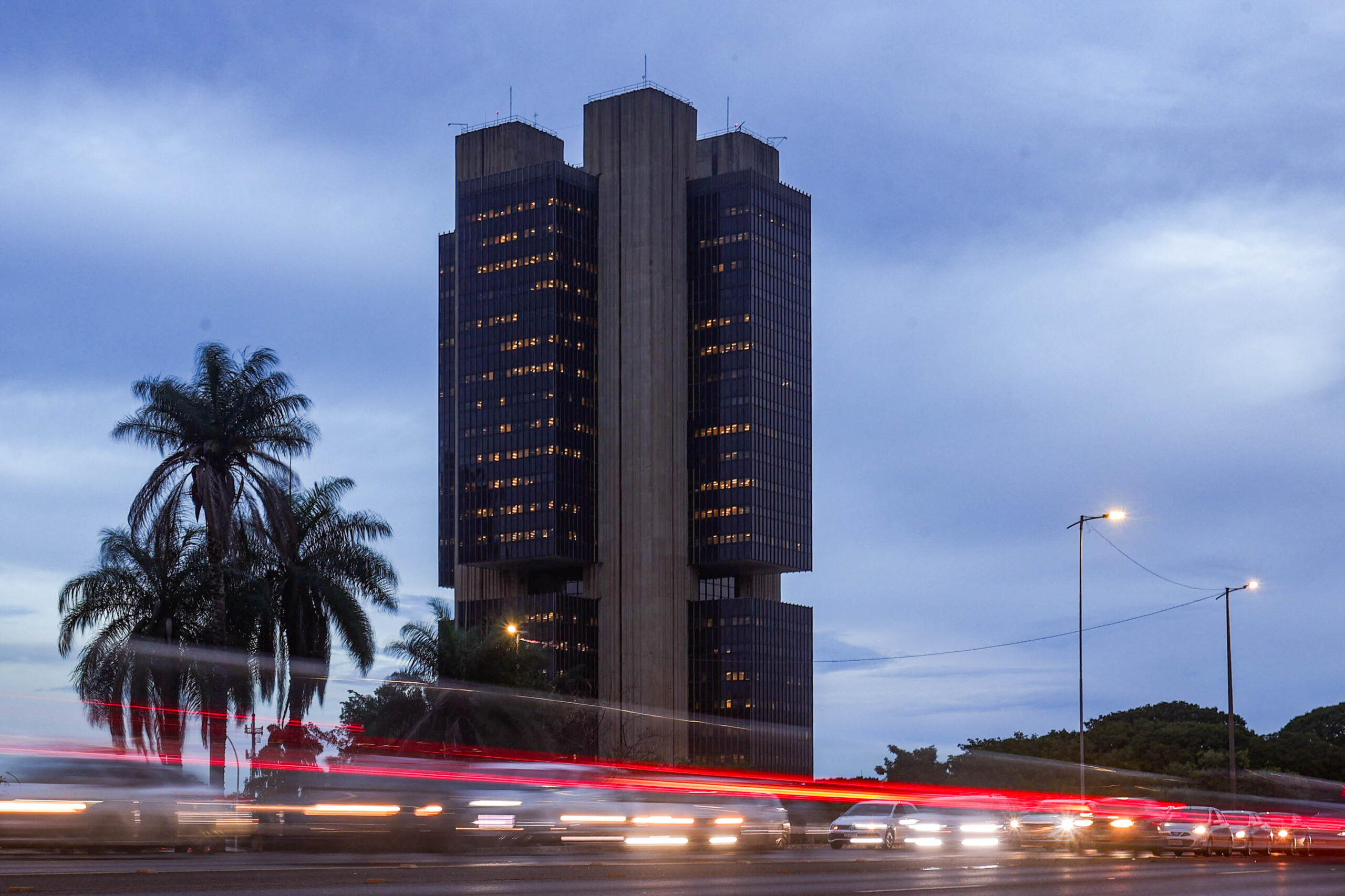 Banco Central prepara medidas para conter o endividamento das famílias