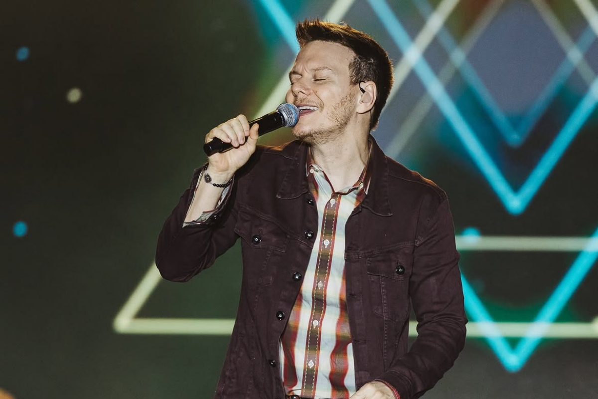 Show de Michel Teló em Vitória enfrenta chuva forte e viraliza