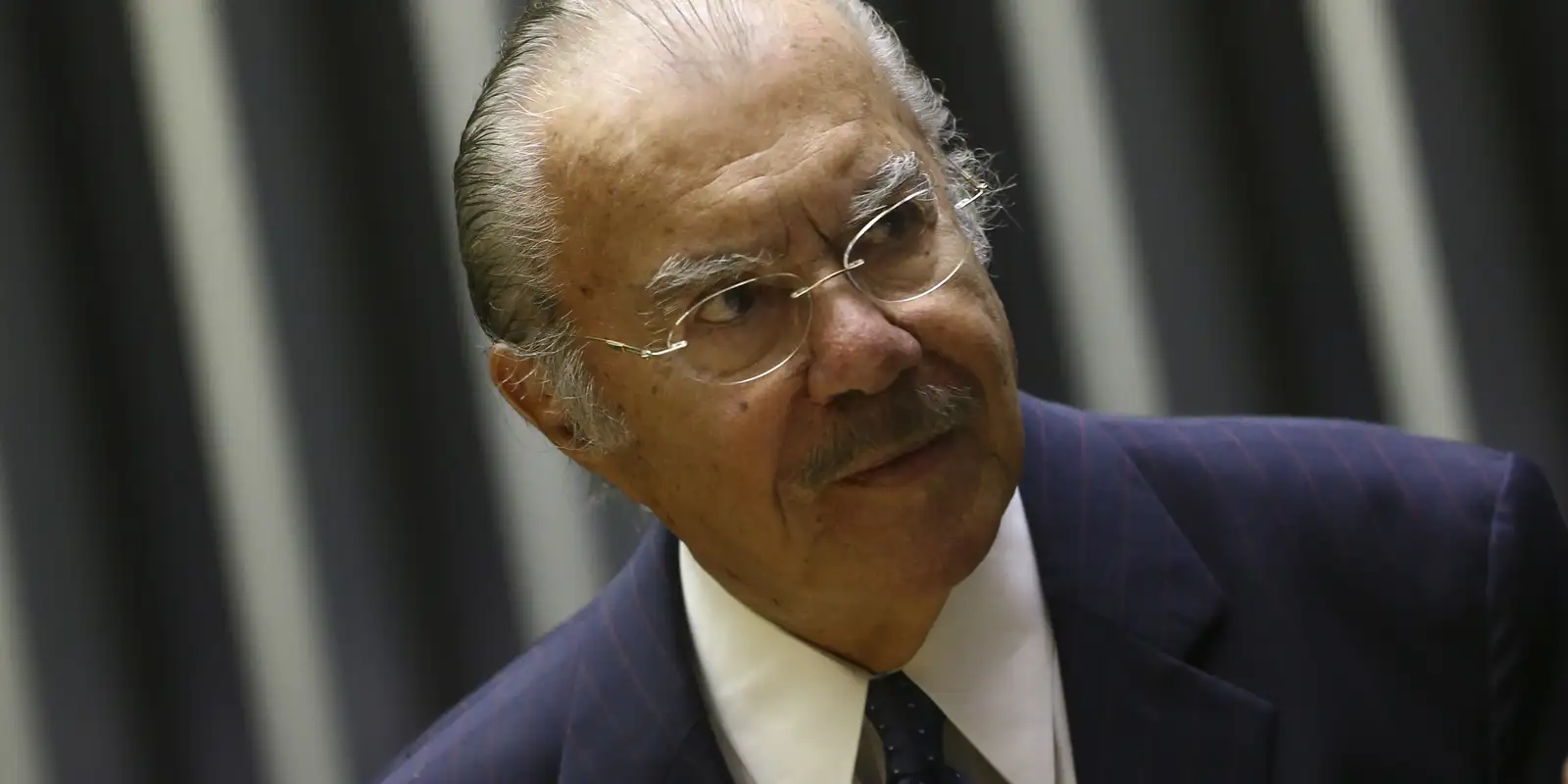 José Sarney segue internado em hospital de São Paulo devido a pneumonia