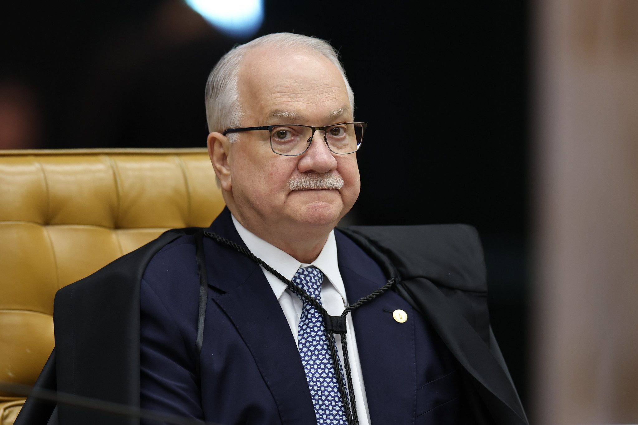 Edson Fachin estuda assumir casos Master e INSS para conter crise no STF