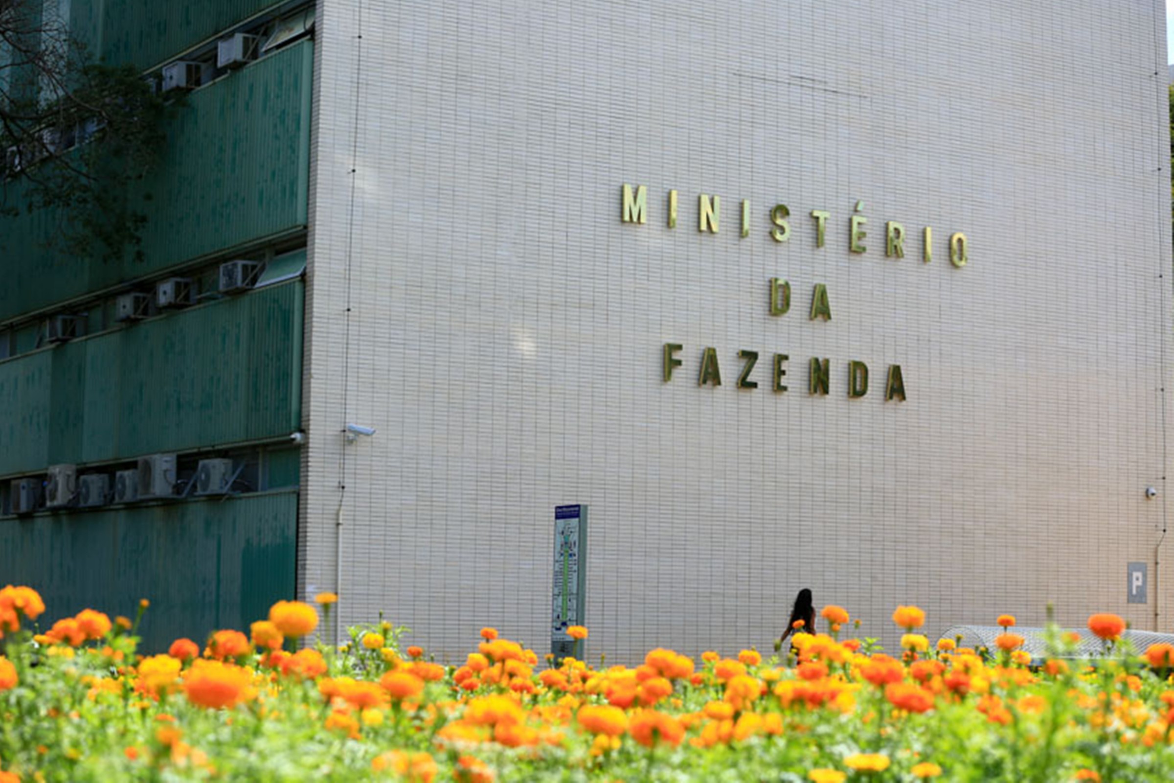 Ministério da Fazenda reduz projeção do PIB para 2026 e aponta juros altos