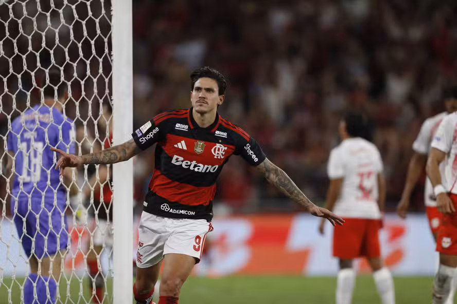 Flamengo bate o Bragantino por 2 a 1 e assegura a ponta isolada no Brasileirão