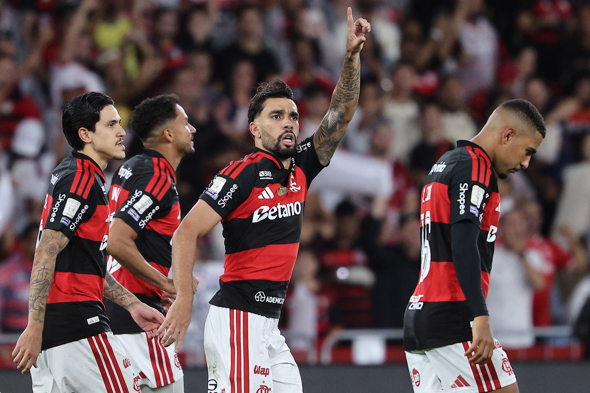 Flamengo bate Corinthians no Maracanã e assume a liderança do Brasileirão