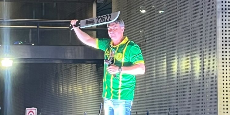 Flávio Bolsonaro defende castração química com facão em comício no Recife