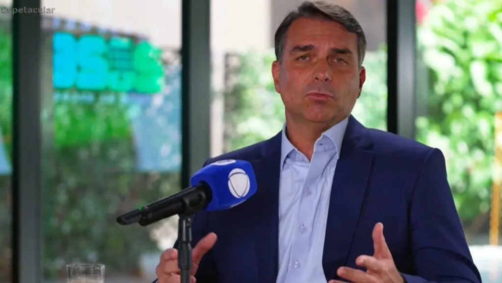Flávio Bolsonaro evita definir voto sobre fim da escala 6x1 no Senado