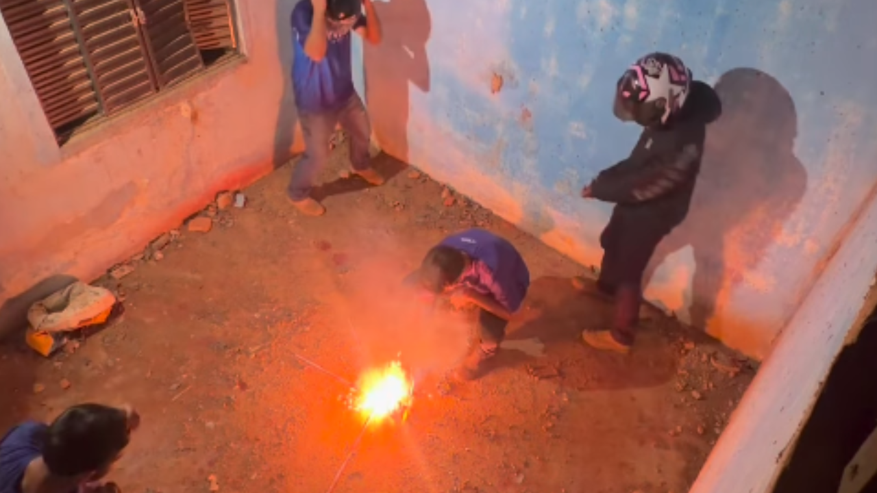 Grupo acende fogos de artifício em quarto fechado e gera pânico
