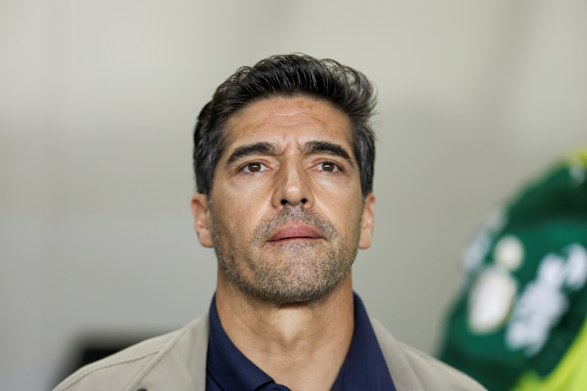 Abel Ferreira brinca sobre microfones após jogo do Palmeiras contra o Botafogo