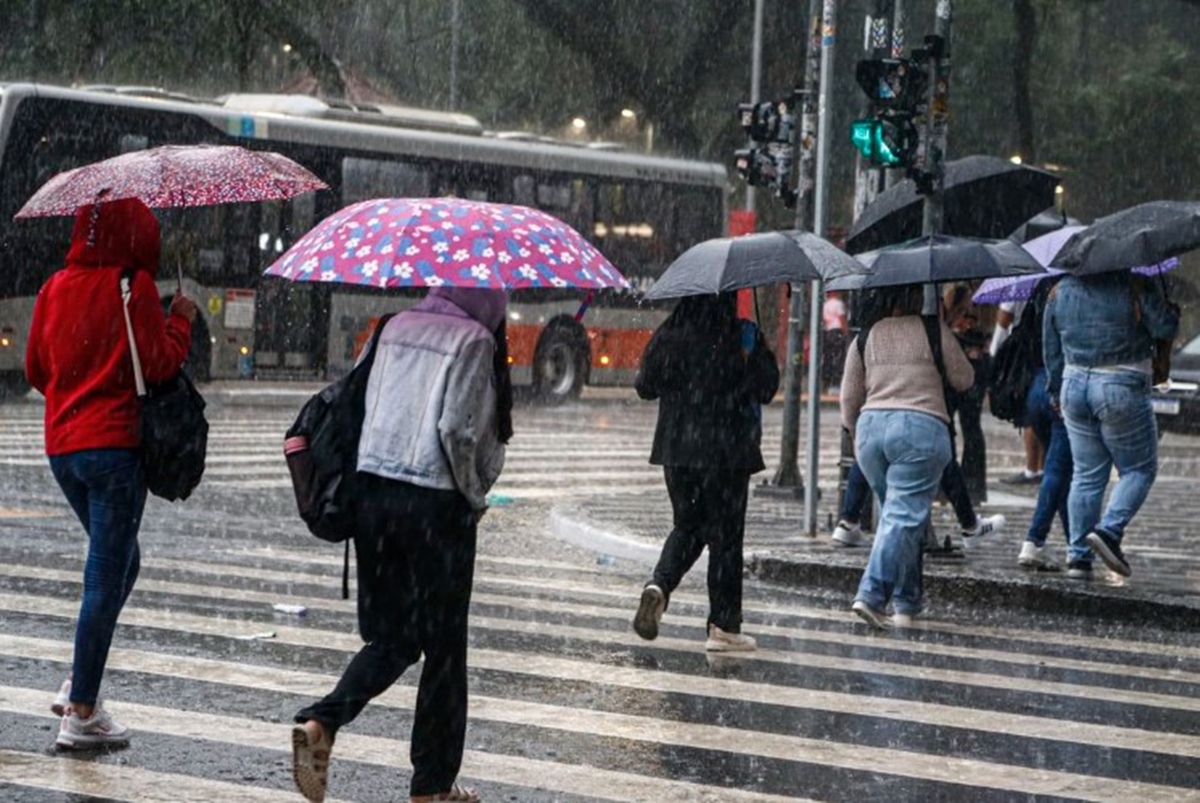 Nova frente fria em SP muda o tempo e traz alerta de temporais no feriado