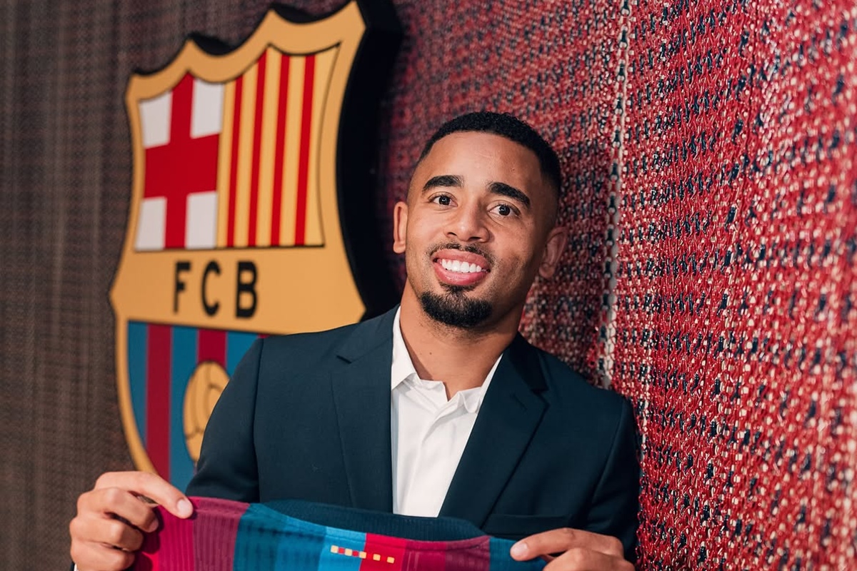 Gabriel Jesus é apresentado no Barcelona e confirma redução salarial