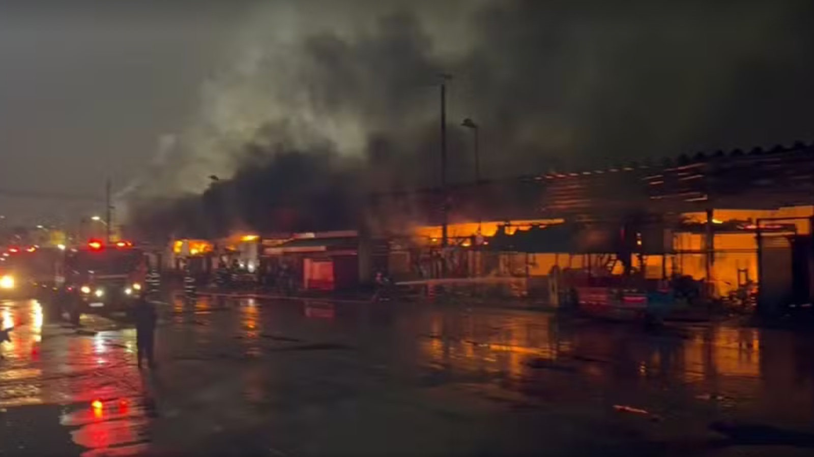 Incêndio de grandes proporções atinge galpão na Ceagesp em SP