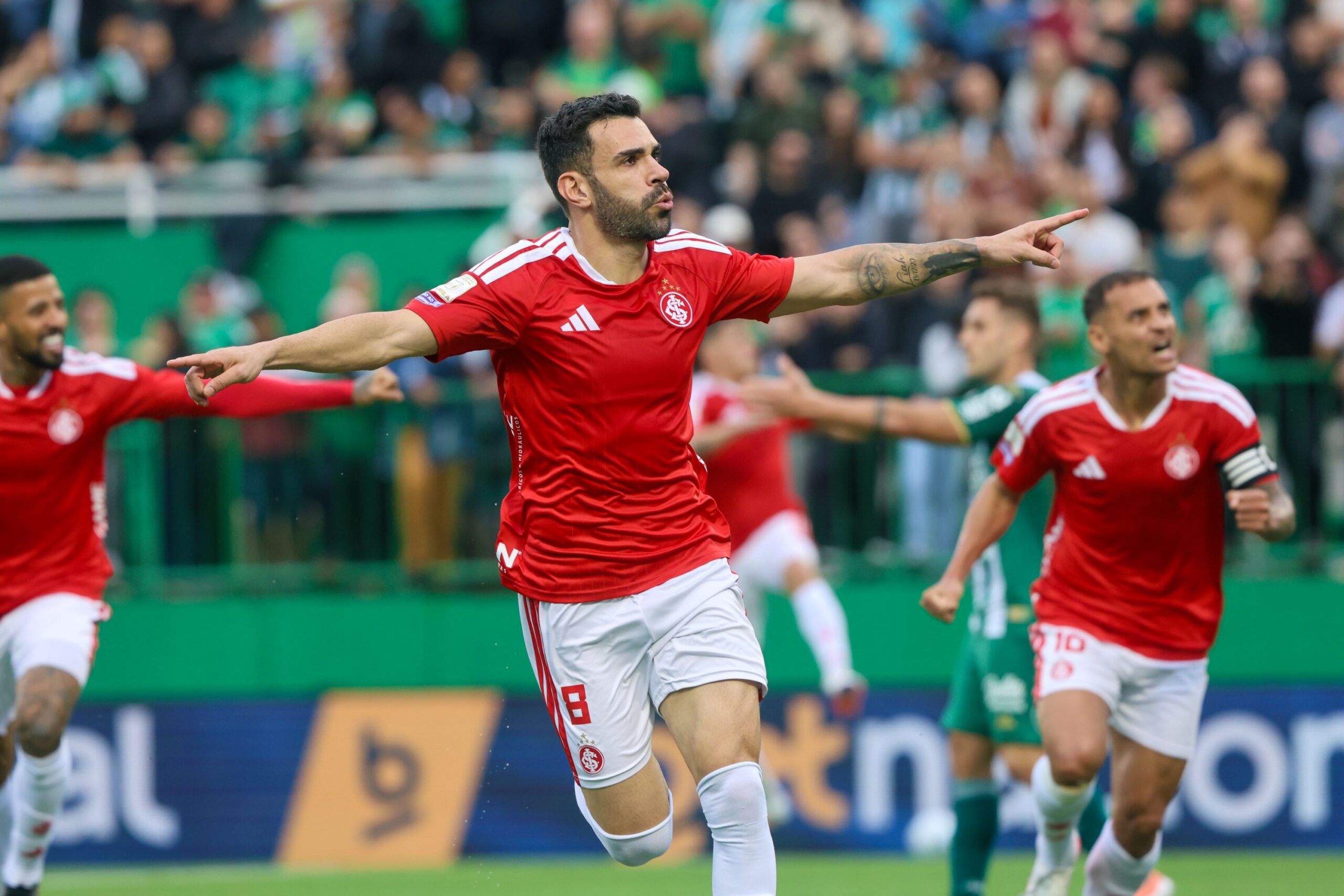 Internacional bate a Chapecoense e quebra jejum no campeonato brasileiro