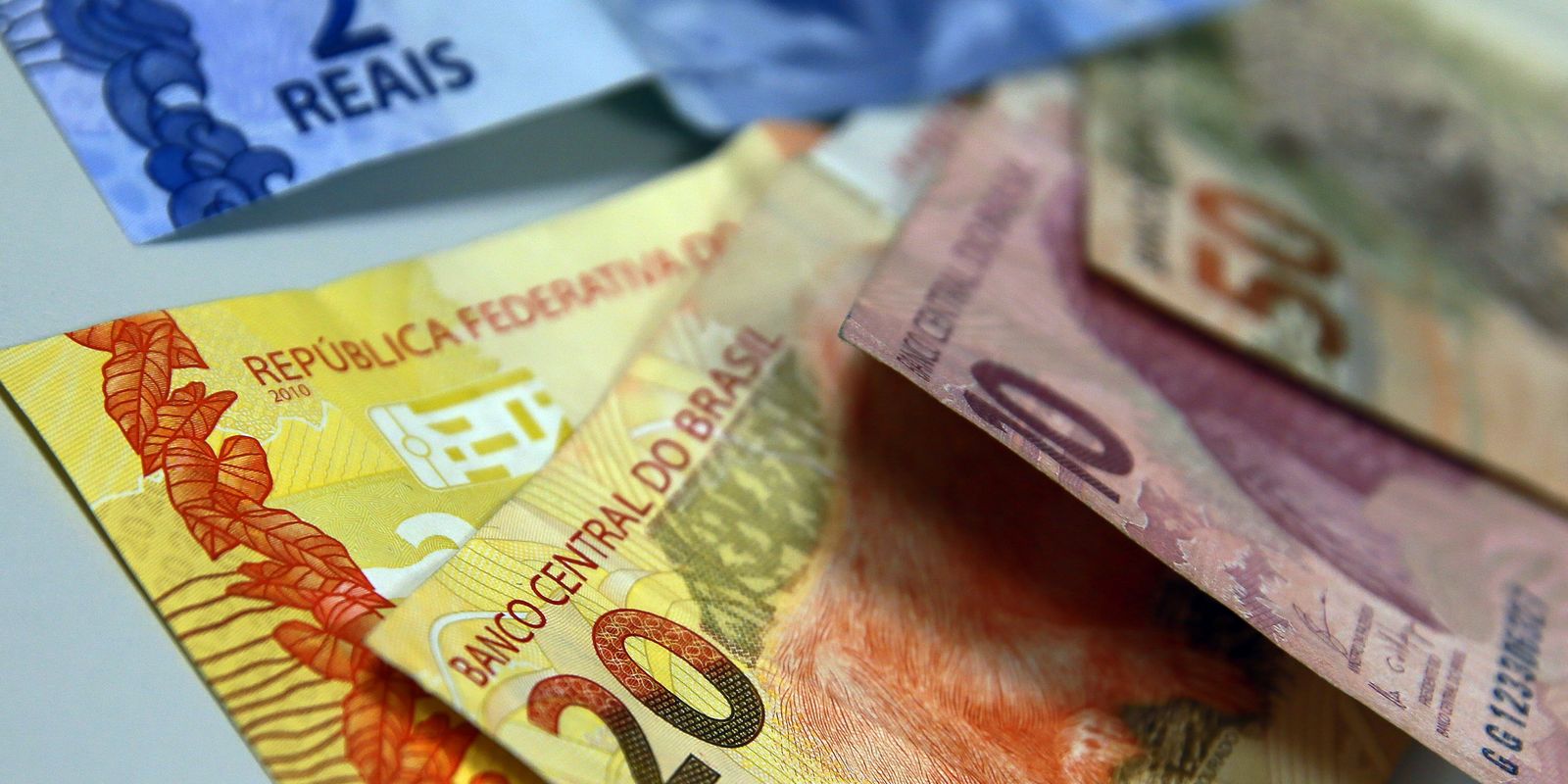 Juros e inadimplência das famílias sobem em agosto