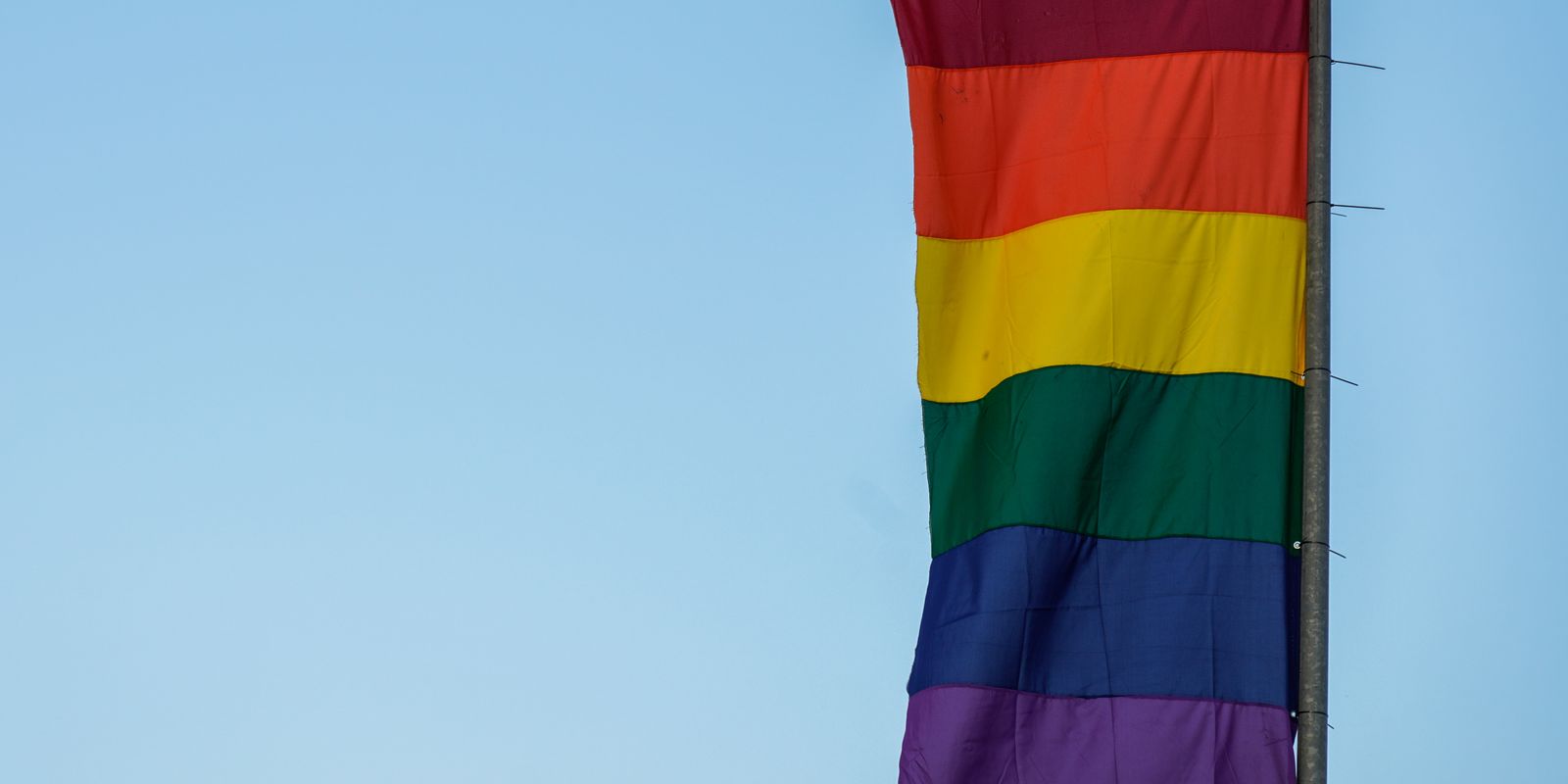 Pais são condenados a pagar R$ 100 mil por abandono afetivo de filho LGBTQIA+