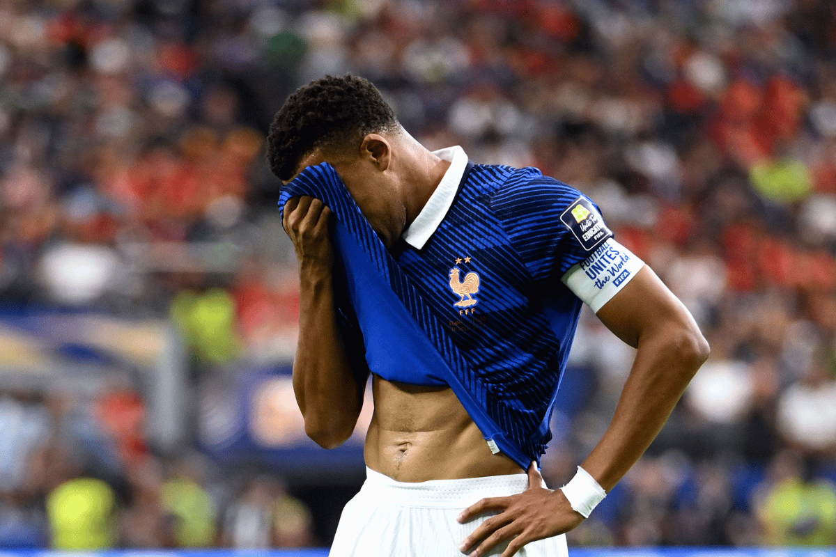 Kylian Mbappé desfalca treino da seleção francesa após sintomas gripais