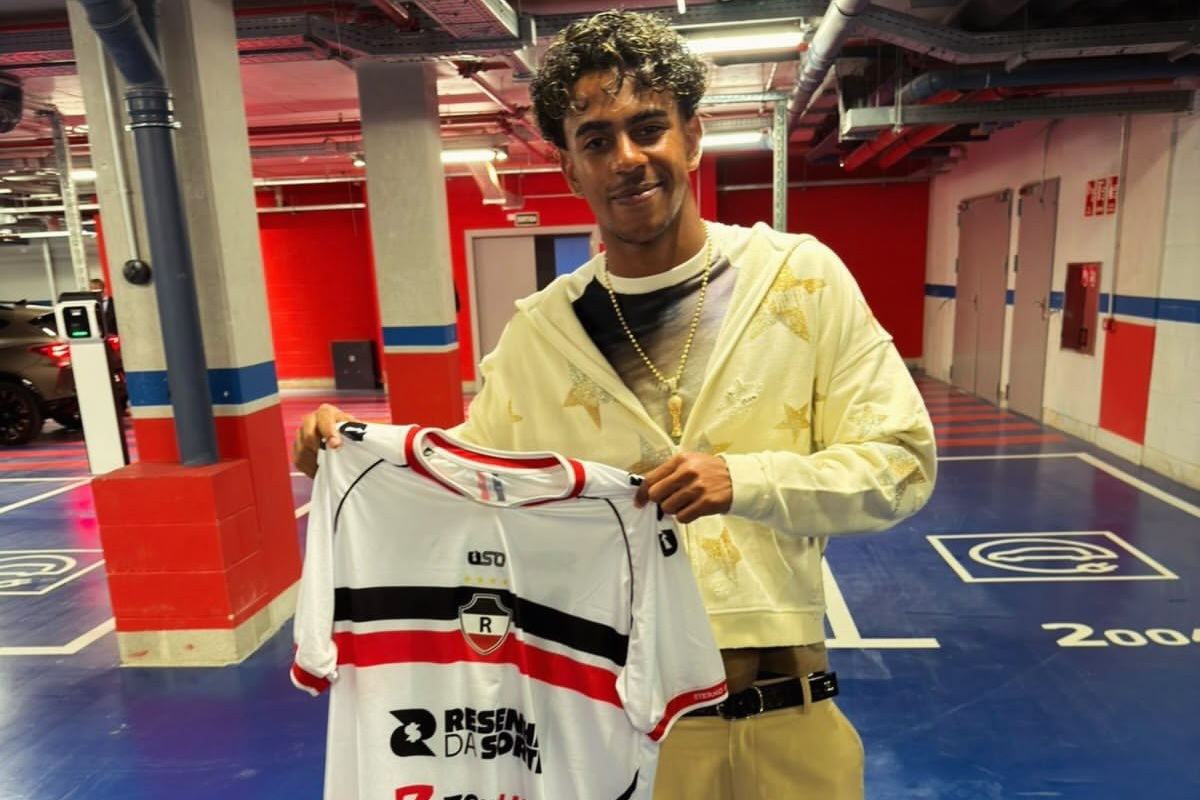 Lamine Yamal posa com a camisa do River-PI após goleada do Barcelona