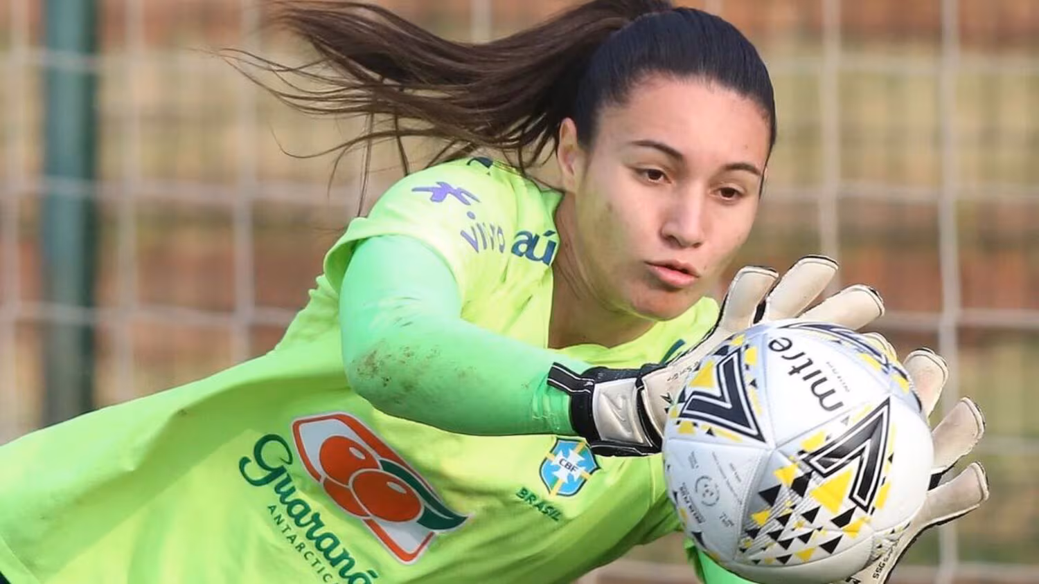Goleira Lorena é a única brasileira indicada à Bola de Ouro feminina