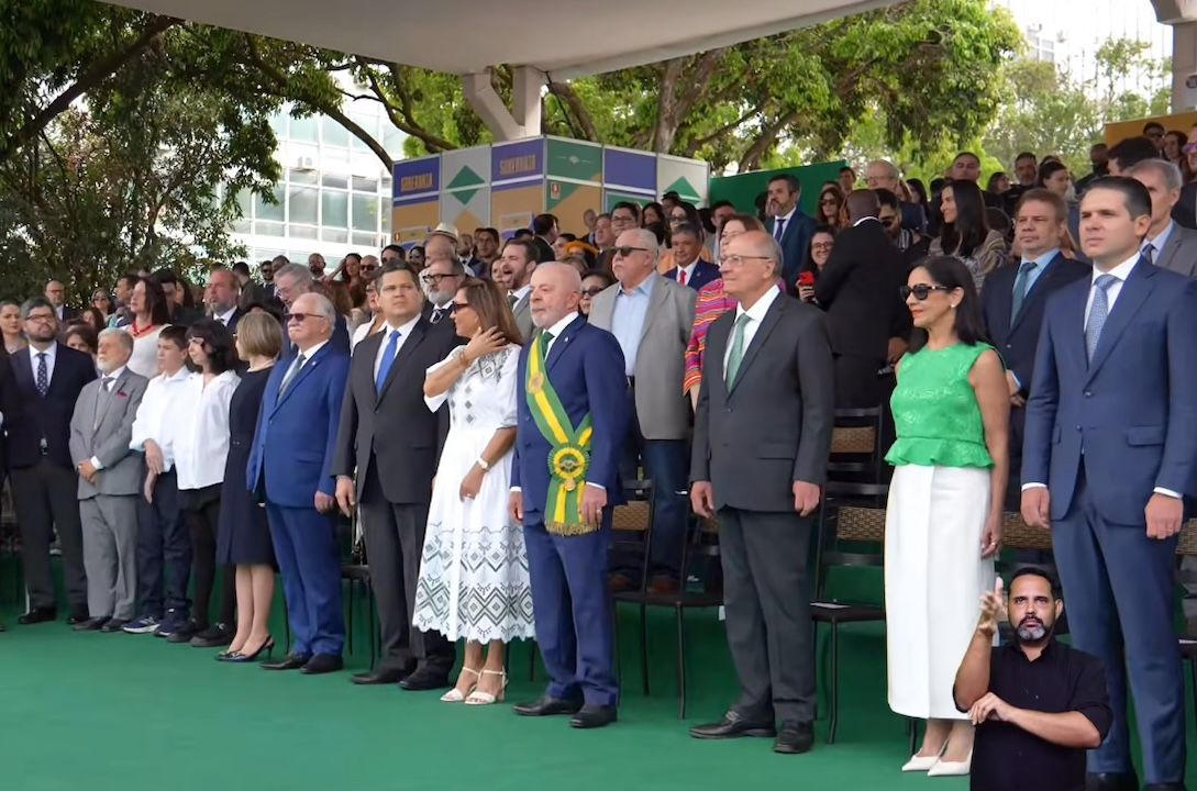 Lula comanda desfile de 7 de Setembro ao lado de chefes dos Poderes em Brasília