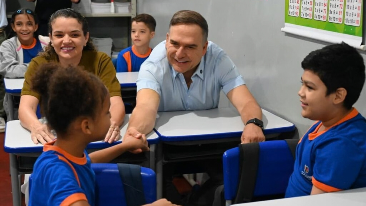 Sandro Mabel destaca tecnologia nas escolas durante aula de matemática