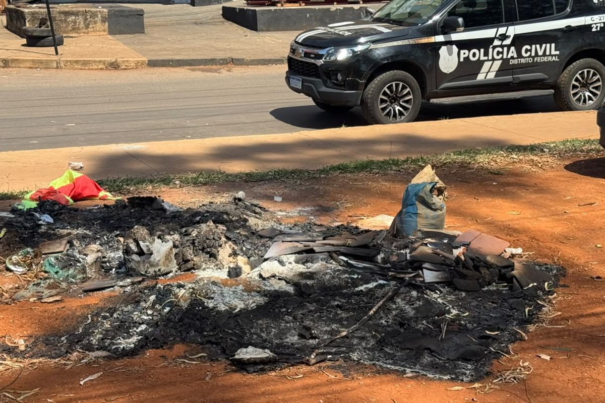 Mãe de bebê carbonizado no DF é solta após audiência de custódia