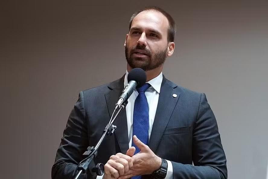 Eduardo Bolsonaro sofre demissão da polícia federal por abandono de cargo