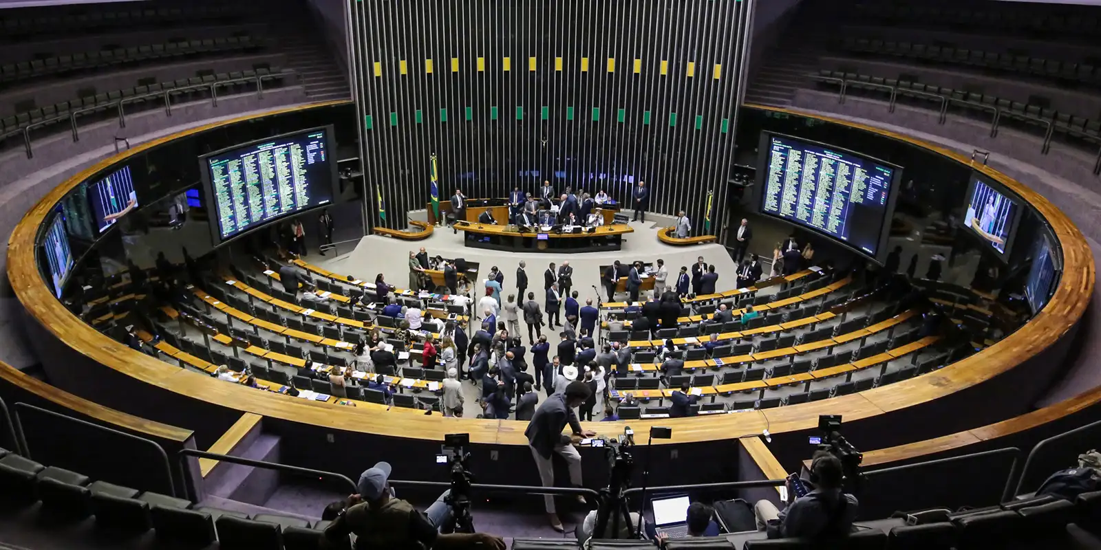 Câmara aprova medida sobre a taxa das blusinhas e envia texto ao Senado