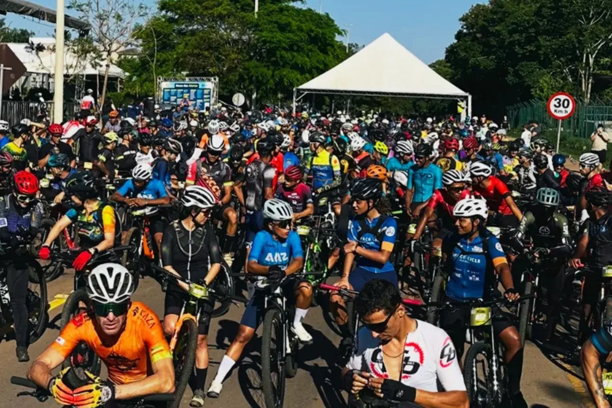 Ciclista sofre queda em prova de ciclismo no Distrito Federal e é resgatada