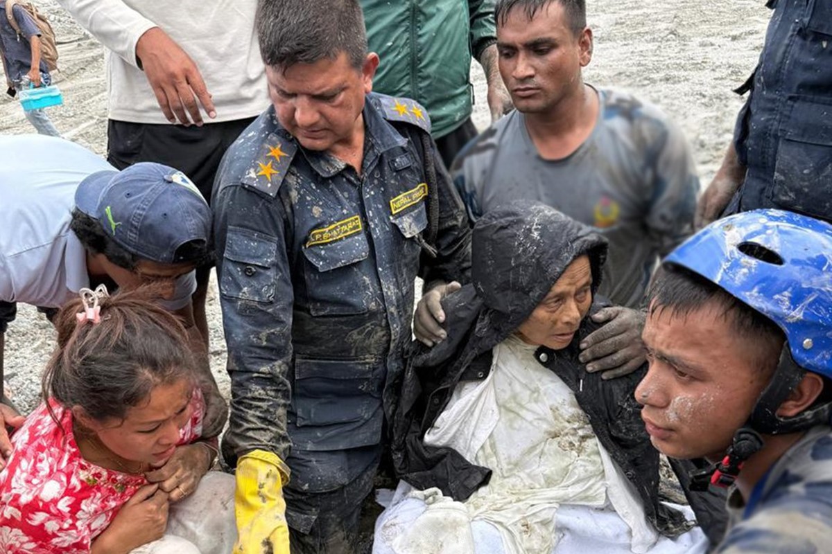 Nepal: Mulher e homem resgatados com vida 10 dias após deslizamentos