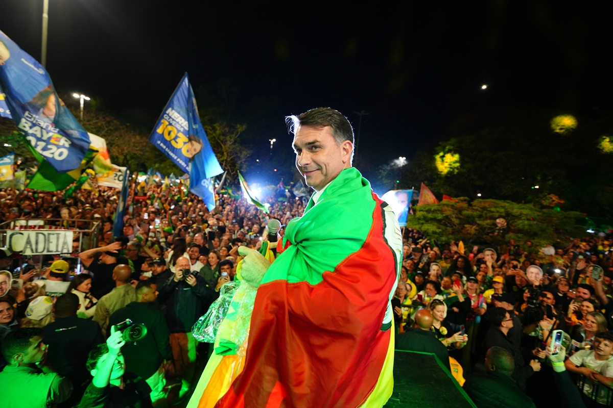 STF retira sigilo de inquérito contra Flávio Bolsonaro a três semanas da eleição