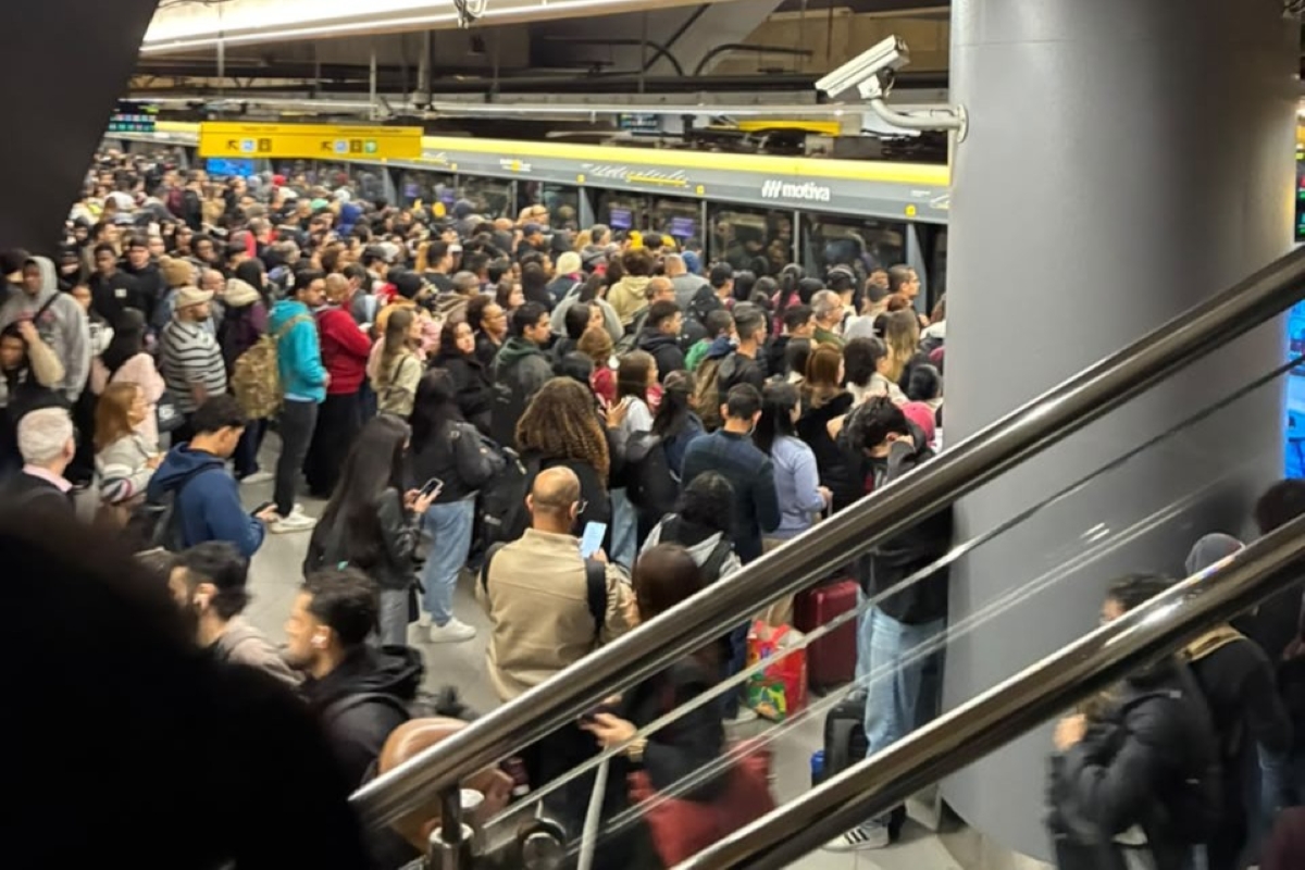 Falha elétrica na Linha 4-Amarela paralisa trens e ativa operação Paese em SP