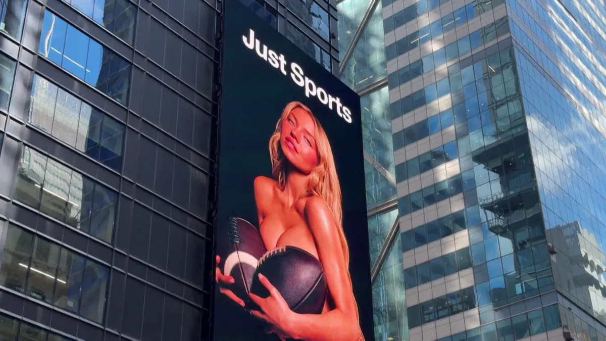 Anúncio com Sydney Sweeney nua em Nova York gera polêmica na Times Square