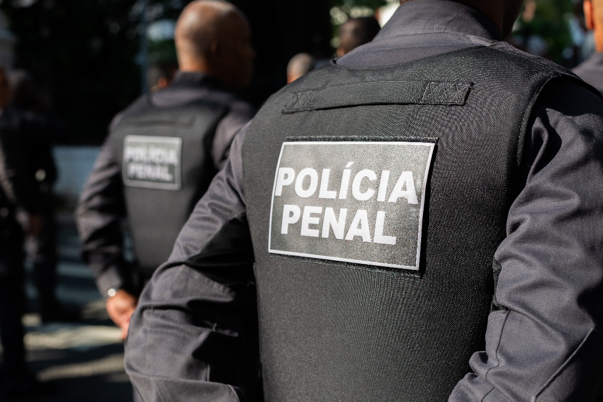 Pai acusa policial penal do Rio de aliciar menina de 12 anos